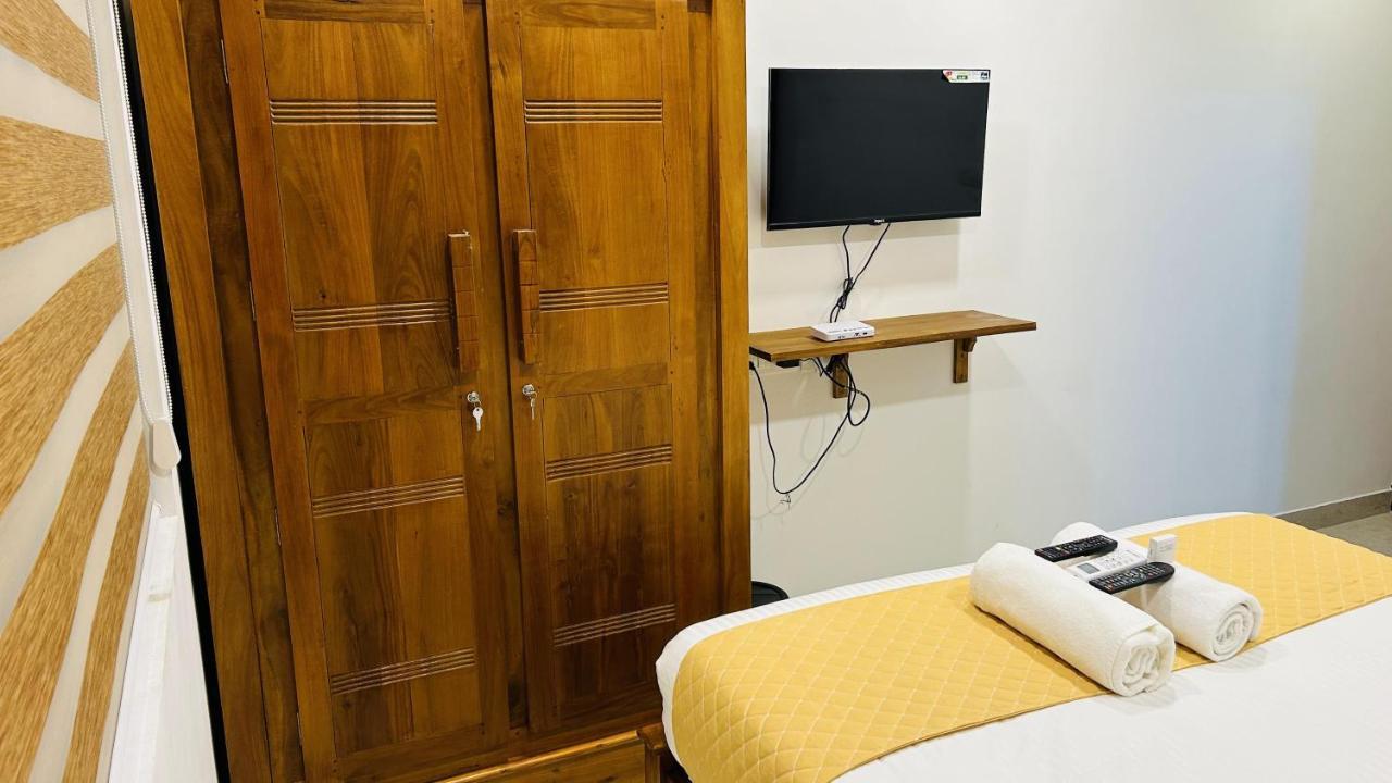 Emerald Inn Kochi Extérieur photo