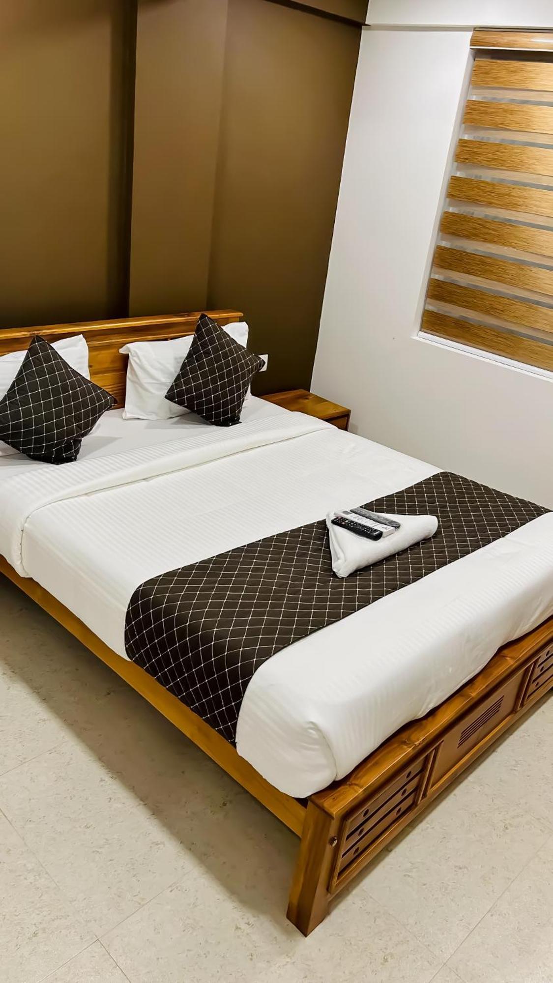 Emerald Inn Kochi Extérieur photo